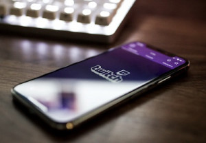 Twitch-App auf einem iPhone (Foto: unsplash.com, Caspar Camille Rubin)