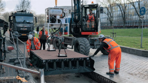 Verlegen der Kunststoffmodule des intelligenten Radwegs (Foto: tudelft.nl/en)