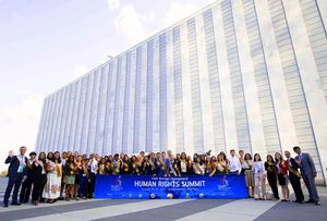 Vor den Vereinten Nationen (Foto: Scientology-Kirche)