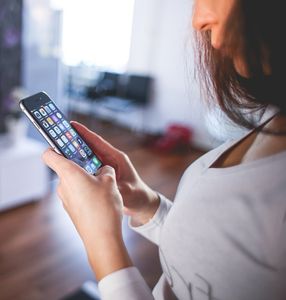 News checken: immer weniger zum Fest da (Foto: pixelio.com, picjumbo_com) News checken: immer weniger zum Fest da (Foto: pixelio.com, picjumbo_com)