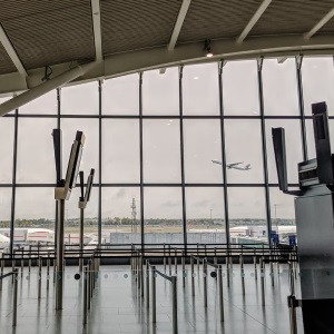 Leere Hallen: Omikron lähmt Fluggeschäft (Foto: Tomek Baginski, unsplash.com)