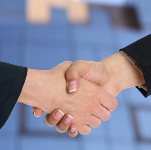 Handshake: Unternehmen genießen wieder mehr Vertrauen (Foto: pixabay.com, adamr)