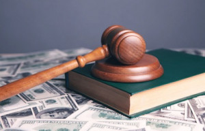 Gerichtshammer: Gesetz könnte digitales Werbegeschäft bedrohen (Foto: unsplash.com/Sasun Bughdaryan) Gerichtshammer: Gesetz könnte digitales Werbegeschäft bedrohen (Foto: unsplash.com/Sasun Bughdaryan)