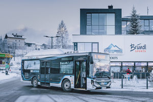 E-Skibus vor dem Kaprun Center (Foto: EXPA/Stefanie Oberhauser)