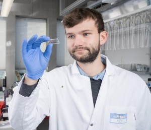 Thomas Mortelmans mit einem neuen Test für Infektionen mit Sars-CoV-2 (Foto: psi.ch) Thomas Mortelmans mit einem neuen Test für Infektionen mit Sars-CoV-2 (Foto: psi.ch)