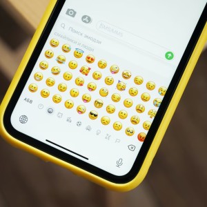 Emojis: Emotions-Indikator in Arbeits-Kommunikation (Foto: Denis Cherkashin, unsplash.com)
