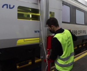 Zugwaggon: mobiler Laser an einem Reisezugwaggon (Foto: nu glass)