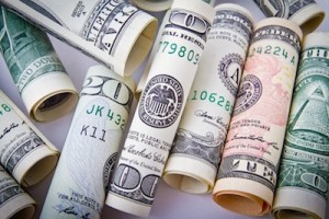 Dollarnoten: Halbleiterbranche braucht viel Geld (Foto: pixabay.com, NikolayFrolochkin)