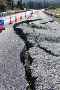 Von einem Erdbeben beschädigte Straße: Frühwarnsystem rettet Leben (Foto: Kiwi_Lisa/pixabay.com)