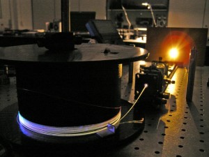 Laser: In diesem Laboraufbau erzeugt dieser ein sogenanntes Superkontinuum (Foto: iws.fraunhofer.de)