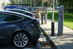 Parkender Tesla: mehr Schnelladestationen für E-Autos gefordert (Foto: Evelyne de Bruin, pixabay.de)