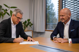 Besiegeln den Vertrag: Markus Glasser (EOS) & Hans Steininger (MT Aerospace) (v. l.) (© EOS)