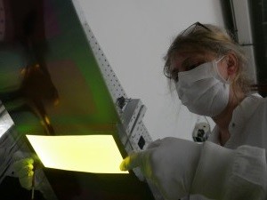 Inspektion einer frisch hergestellten Oled-Folie in Dresden (Foto: fep.fraunhofer.de) Inspektion einer frisch hergestellten Oled-Folie in Dresden (Foto: fep.fraunhofer.de)