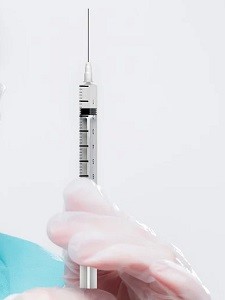 Spritze mit Impfstoff: Skeptiker reden nicht mit Befürwortern (Foto: Tumisu, pixabay.com)
