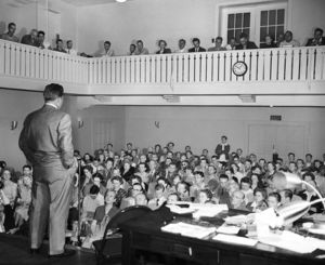 Vortrag mit L. Ron Hubbard (Foto: Scientology INT)