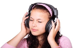 Mädchen: Botschaften über Kopfhörer kommen besser an (Foto: pixabay.com, PublicDomainPictures)