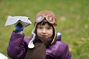 Kind mit Selbstbau: Papierflieger geben ihr Geheimnis preis (Foto: Press Love You, pixabay.com)