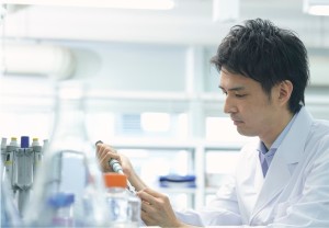 Laborarbeit: Forscher der Osaka University verlangsamen Alterung (Foto: osaka-u.ac.jp/en)