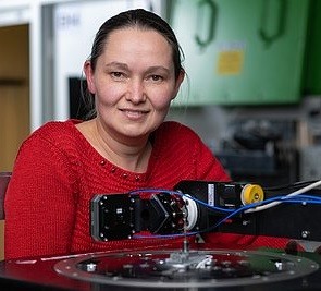 TUM-Studienleiterin Julia Herzen am Mikro-Computertomograf (Foto: tum.de, René Lahn)