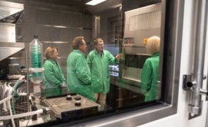 Forscher-Team der UQ im neuen Speziallabor aus Edelstahl (Foto: uq.edu.au)