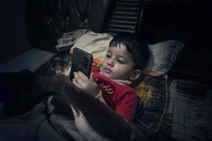 Junge mit Smartphone: Social-Media-Nutzung schon in jungen Jahren (Foto: Aftab Alam, pixabay.com)