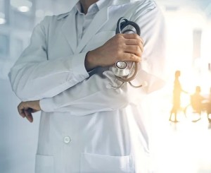 Arzt im Krankenhaus: Pandemie verunsichert viele Patienten (Foto: pixabay.com, tungnguyen)
