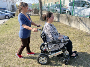 Faltbarer Elektro-Rollstuhl FreedomChair mit Begleitperson (Foto: Help-24 GmbH)