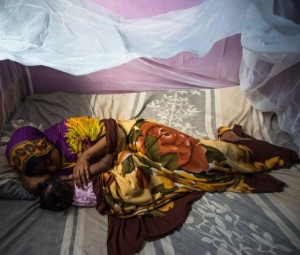 Mutter und Kind unter einem neuartigen Netz gegen Moskitos (Foto: Morgana Wingard, USAID)