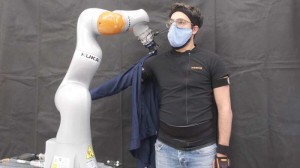 So zieht der Roboter einem Menschen die Jacke an (Foto: csail.mit.edu)