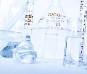 Im Labor: neue Grenzfläche für effiziente Katalysatoren (Foto: pixabay.com, PublicDomainPictures)