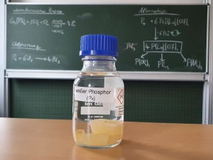 Weißer Phosphor: in alternative, unproblematischere P-Zwischenstufe überführt (Foto: tu-dresden.de)