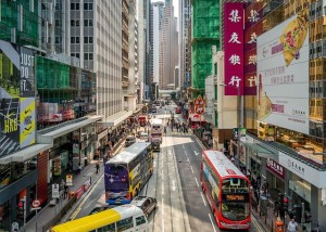 Straßenszene in Hongkong: weniger Reiche, aber mehr Reichtum (Foto: Marci Marc, pixabay.com)