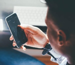 Smartphone-Nutzer: Professionell aufbereitete Handys liegen im Trend (Foto: pixabay.com, Foundry)