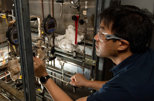 Aufwendiger Teststand für die Verbrennung von Kerosin mit einem Lignin-Additiv (Foto: pnnl.gov) Aufwendiger Teststand für die Verbrennung von Kerosin mit einem Lignin-Additiv (Foto: pnnl.gov)