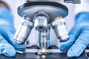 Mikroskop: Von Prostatakrebs Betroffene leben deutlich länger (Foto: pixabay.com, ckstockphoto)