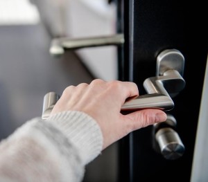 Türklinke: Beschichtung von Oberflächen relevant für Virusbekämpfung (Foto: rub.de, Katja Marquard)