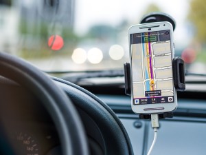 Smartphone im Auto: Android-User sind laut Studie aufmerksamer (Foto: DariuszSankowski, pixabay.com)