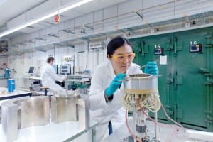 Laborarbeit: Wissenschaftler machen gefährliches Lachgas unschädlich (Foto: kofo.mpg)