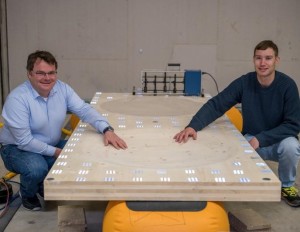 Bodenelemente aus Massivholzplatten mit akustischen schwarzen Löchern im Test (Foto: empa.ch)