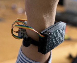 Prototyp des piezoelektrischen Armbands: Forscher helfen Beeinträchtigten (Foto: sydney.edu.au)