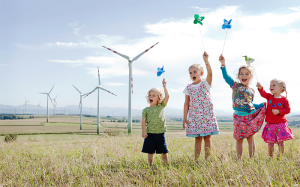 Kinder vor Windrad (Foto: Jürgen Pletterbauer)