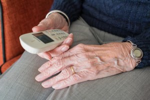 Seniorin mit Telefon: Psyche wird bei Einsamleit verletzlich (Foto: pixabay.com, sabinevanerp)