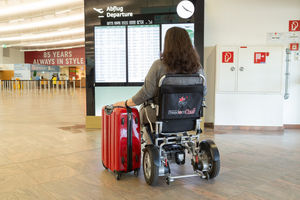An Flügen teilnehmen mit dem Elektro-Rollstuhl (Foto: ackerblau OG)