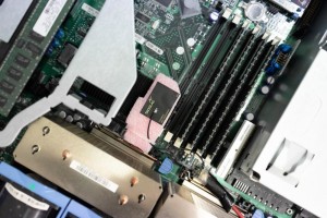 Funkantennen (rosa): überwachen ganzes System, etwa einen Server (Foto: rub.de, Michael Schwettmann)