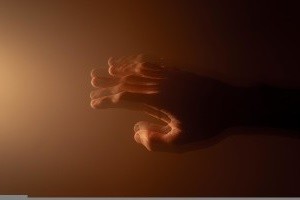 Hand im Traum: Alpträume gehen Parkinson-Symptomen voraus (Foto: pixabay.com, Annick Vanblaere)