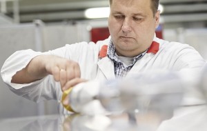 Anatoliy Senyshyn befestigt Probe zum Messen mit Neutronen am Pulverdiffraktometer (Foto: tum.de) Anatoliy Senyshyn befestigt Probe zum Messen mit Neutronen am Pulverdiffraktometer (Foto: tum.de)