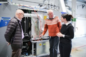 Forscher Mohsen Assadi (links) und sein Team vor der Wasserstoffturbine (Foto: uis.no)