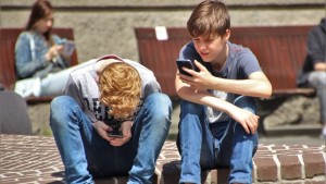 Jugendliche mit Smartphones: Viele Apps für Kinder verletzten die Privatsphäre (Foto: pixalate.com)