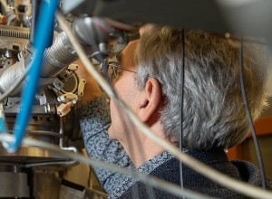 TUM-Forscher bei der Arbeit: erstmals neutraler Kern entdeckt (Foto: tum.de, Uli Benz)