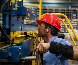 Arbeiter in der Produktion: Viele US-Firmen verlagern ihre Standorte (Foto: pixabay.com, jotoler)